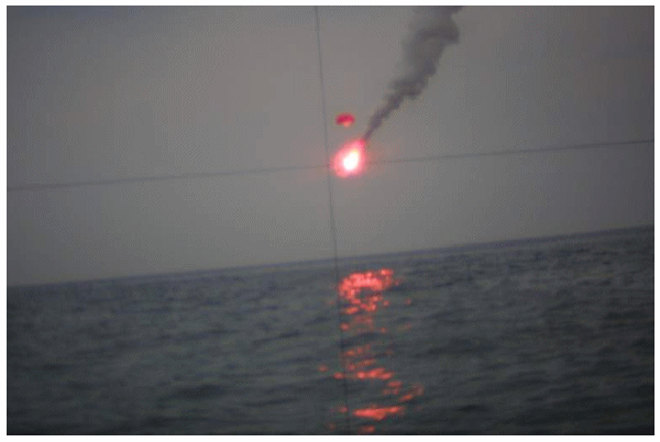 Fusée éclairante à parachute rouge lancée à l’aide d’un sous-marin