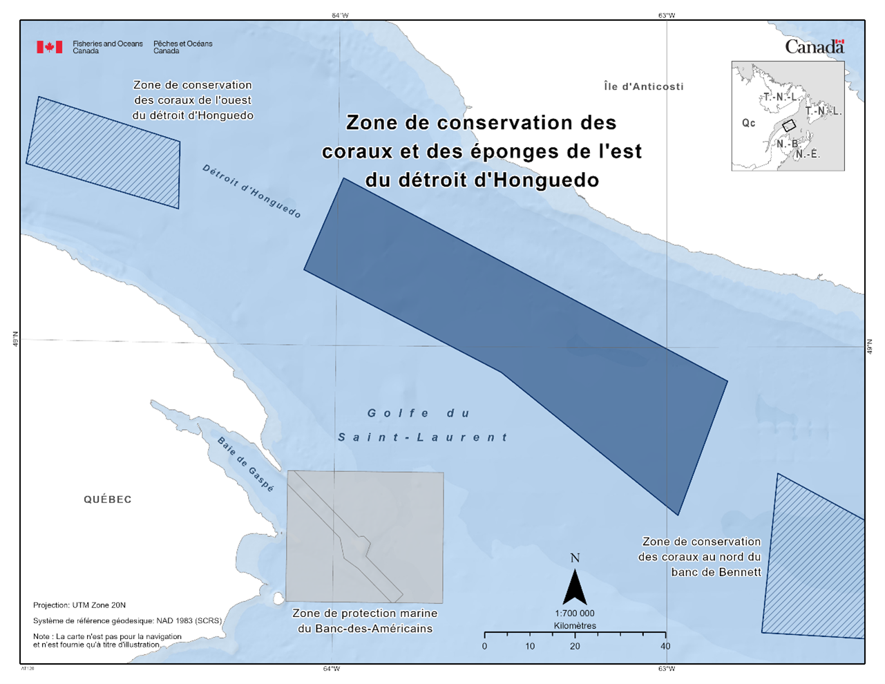 Carte de la zone de conservation des corail et des éponge du détroit d'Honguedo oriental représentée en bleu foncé. La carte indique également les refuges marins voisins par des lignes diagonales bleu foncé (zone de conservation du corail du détroit d'Honguedo occidental et zone de conservation du corail du nord du banc de Bennett).