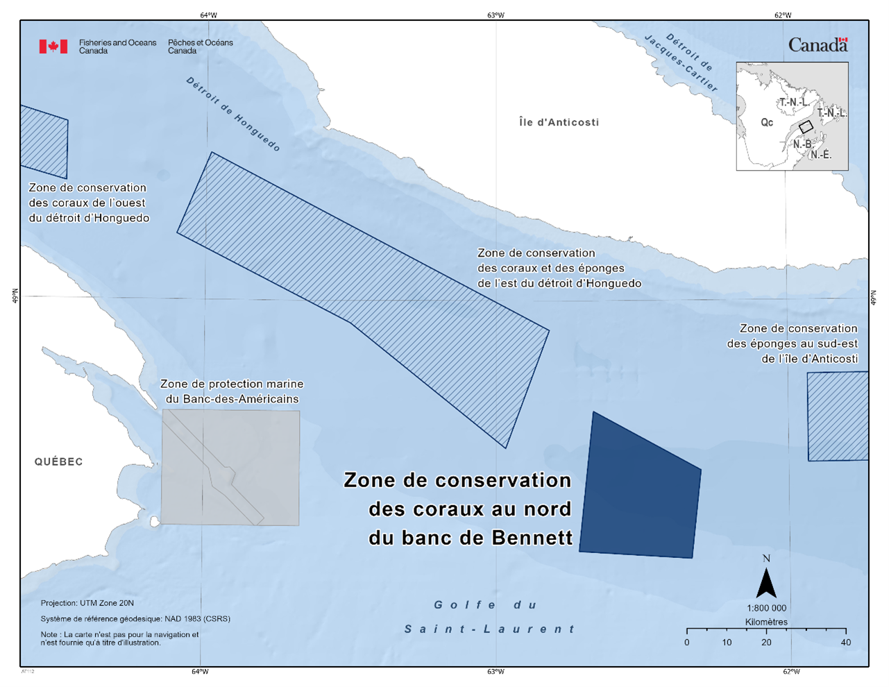 Carte de la zone de conservation des coraux au nord du banc de Bennett représentée en bleu foncé. La carte indique également les refuges marins situés à proximité par des lignes diagonales bleu foncé (zone de conservation du corail du détroit d'Honguedo occidental, zone de conservation du corail et de l'éponge du détroit d'Honguedo oriental, zone de conservation de l'éponge du sud-est de l'île d'Anticosti).