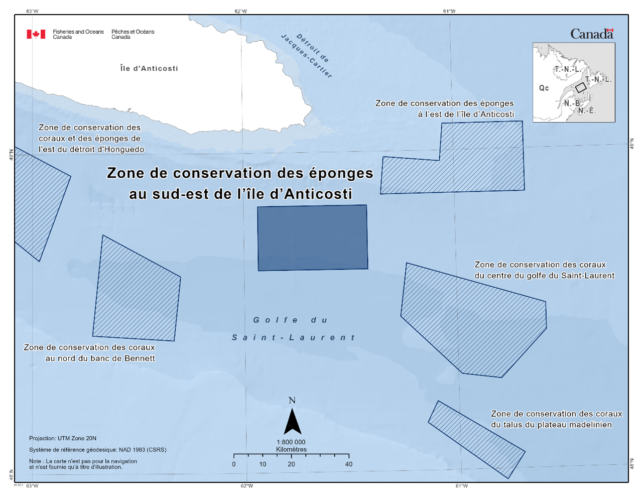 Carte de la zone de conservation des éponges du sud-est de l'île d'Anticosti en bleu foncé. La carte présente également d'autres refuges marins à proximité avec des lignes diagonales bleu foncé (aire de conservation du corail et de l'éponge de l'est du détroit d'Honguedo, aire de conservation de l'éponge de l'est de l'île d'Anticosti, aire de conservation du corail du nord du banc de Bennett, aire de conservation du corail du centre du golfe du Saint-Laurent, aire de conservation du corail de la pente des hauts-fonds de la Madeleine).