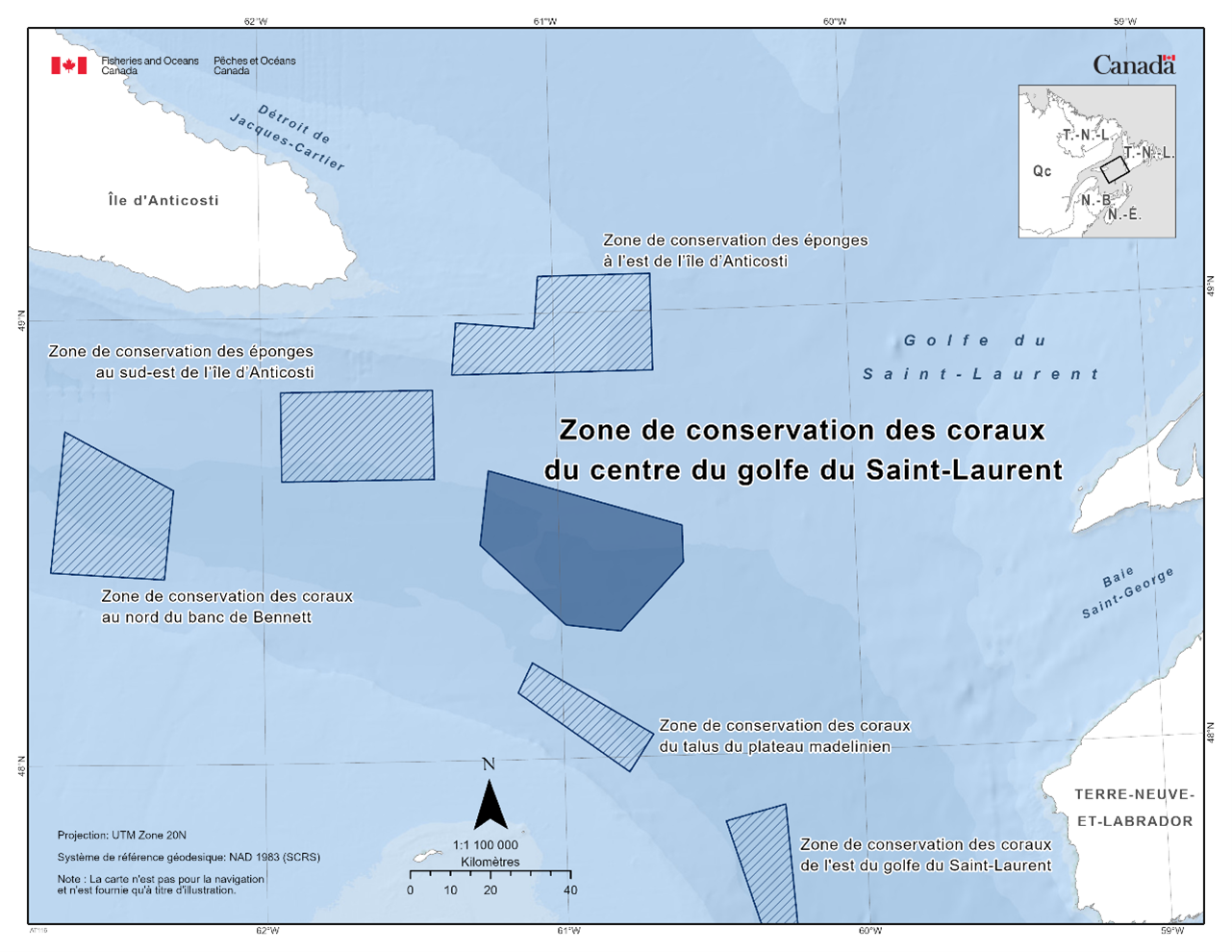 Carte de la zone de conservation des coraux du centre du golfe du Saint-Laurent en bleu foncé. La carte présente également les autres refuges marins à proximité avec des lignes diagonales bleu foncé (zone de conservation de l'éponge de l'est de l'île d'Anticosti, zone de conservation de l'éponge du sud-est de l'île d'Anticosti, zone de conservation du corail du nord du banc de Bennett, zone de conservation du corail du talus des hauts-fonds de la Madeleine et zone de conservation du corail de l'est du golfe du Saint-Laurent). 